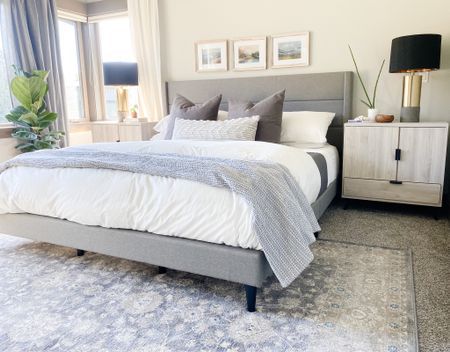 Bedroom With Grey Headboard, Gray Bed Frame Bedroom Ideas, Upholstered Bed Decor, Grey Bed Frame Bedroom Ideas, Aesthetic Home Interior, Grey Headboard Bedroom Ideas, Cozy Grey Bedroom, Grey Headboard Bedroom, Gray Upholstered Bed