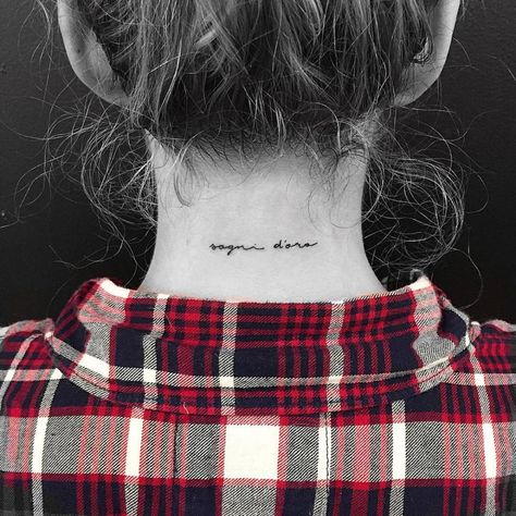 Back of the neck tattoo saying "Sogni d'oro". Girl Neck Tattoos, Tattoo Spots, Jon Boy, Back Of Neck Tattoo, Inspiration Tattoos, Disney Tattoo, Serge Gainsbourg, Diy Tattoo, Feather Tattoos