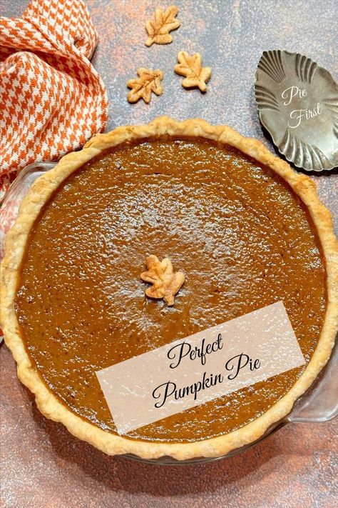 A whole pumpkin pie with a leaf shaped pie crust pastry on top. Thanksgiving Dessert Table, My Country Table, Perfect Pumpkin Pie, Thanksgiving Desserts Table, Fun Thanksgiving Desserts, Homemade Pie Crust, Best Pumpkin Pie, Sweet Potato And Apple, Main Course Dishes