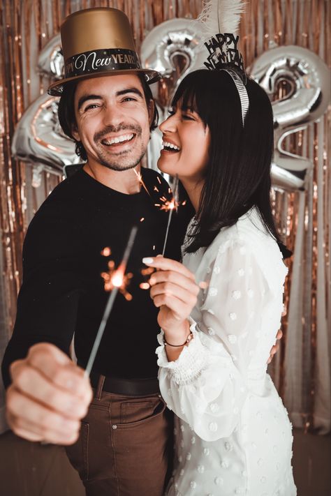 Couple Poses New Year, New Years Eve Pictures, Valentine Surprise, New Year Photoshoot, Couple Birthday, Valentines Surprise, Family Christmas Pictures, Couple Picture Poses, New Years Eve Decorations