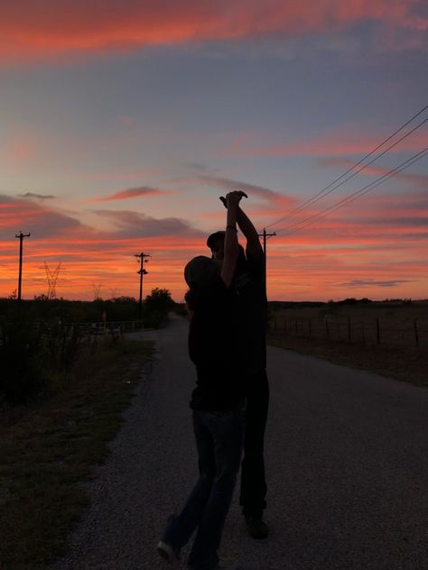 Dancin on the backroads w/ my best friendddd 💓💓💓 Family Road Trip Aesthetic, Backroads Aesthetic, Hopeful Romantic, Aesthetic 2023, Aesthetic Dream, Road Trip Adventure, Family Road Trips, Dirt Road, Back Road