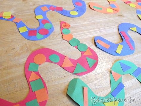 I'm always looking for easy art projects, and this fits the bill perfectly.  Plus, kids love snakes. Jungle Art Projects, Preschool Jungle, Math Patterns, Pattern Activities, Art Projects For Kids, Jungle Art, Easy Art Projects, Easy Art, Preschool Theme