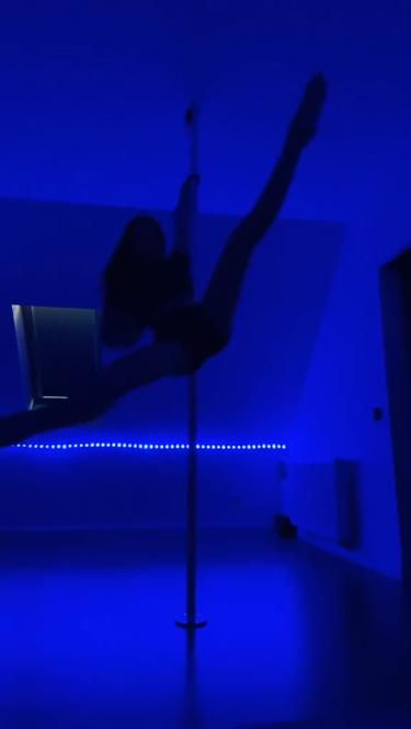 Watch this beautiful pole dance performance. Learn it yourself! How To Pole Dance, Strip Club Aesthetic Videos, Pole Dancer Aesthetic, Strip Club Aesthetic, Pole Dance Videos, Pole Dance Aesthetic, Pole Dancing Outfits, Pole Dance Outfit, Pole Fitness Moves