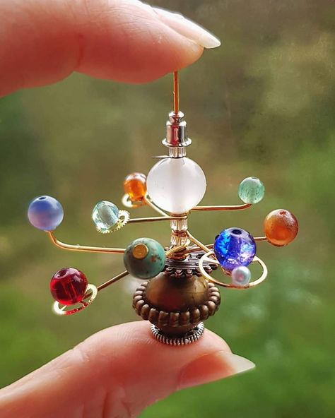 Bead Sculpture, Solar System Jewelry, Steampunk Earrings, Bijoux Fil Aluminium, Dollhouse Miniatures Diy, Beaded Crafts, Miniature Diy, Diy Wire Jewelry, Miniature Crafts