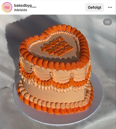 Burnt Orange Cakes, Orange Frosting Cake, Orange And White Birthday Cake, Orange Birthday Cake Aesthetic, Orange And White Cake Design, Little Cutie Cake Ideas, 30th Birthday Heart Cake, Orange Bday Cake, Fall Vintage Cake