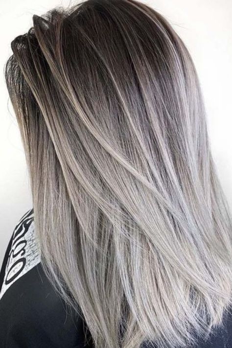 Los matices cálidos de tu piel harán que el cabello rubio plateado casi blanco funcione como un contraste genial. Debido a que tus raíces se dejan naturales y oscuras, el efecto general es más natural. Manten tus cejas oscuras. Cabello tono silver platinum. #silverplatinumhair #morenassilverplatinum #tintesparamorenassilver #rubiosparamorenas #rubiosparamorenasclaras #rubiosparamorenastonos Pelo Color Ceniza, Hair Color Silver, Grey Hair Color Silver, Brown Ombre Hair Color, Baylage Hair, Which Hair Colour, Brunette Ombre, Purple Ombre Hair, Silver Blonde Hair