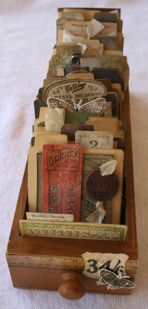 Sewing Machine Drawers, Decoration Shabby, Vintage Sewing Notions, Antique Sewing Machines, Trendy Sewing, Vintage Sewing Machines, Vintage Display, My Sewing Room, Sewing Rooms