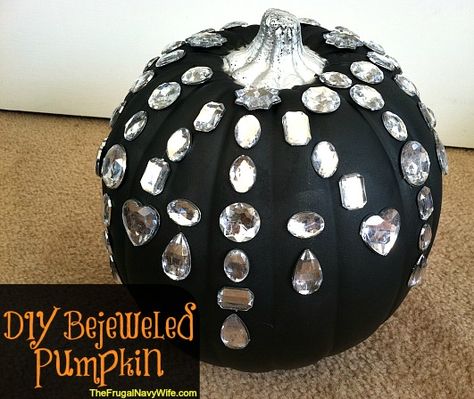 This DIY Bejeweled Pumpkin is a perfect kids craft for Halloween Glamorous Halloween, Martha Stewart Halloween, Elegant Halloween Decor, Halloween Pumpkins Painted, Diy Halloween Decor, Elegant Halloween, Chic Halloween, Halloween Garden, Creative Pumpkins