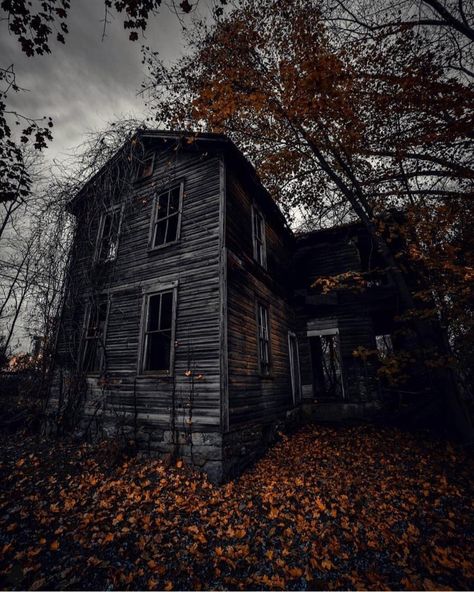 Creepy Old Houses, Giger Alien, Real Haunted Houses, Spooky Town, Creepy Pictures, Season Of The Witch, Best Seasons, Abandoned Buildings, Abandoned Houses