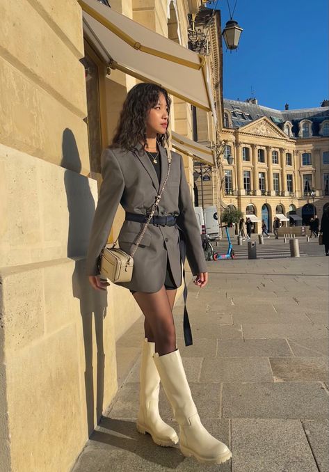 Fall outfit with oversize blazer and beige knee high boots from H&M. Picture taken in Paris on the Place Vendôme. This is an outfit inspiration for fall. Knee High Beige Boots Outfit, Beige Knee Boots Outfit, Beige High Boots Outfit, Beige Knee High Boots Outfit, Knee High Boots Outfit Work, Cream Knee High Boots Outfit, Suede Knee High Boots Outfit, Slouch Boots Outfit, Cream Knee High Boots