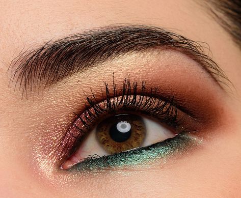 Pat Mcgrath Eyeshadow Looks, Two Tone Eyeshadow, Pat Mcgrath Eyeshadow, Skin Tone Makeup, Theatre Makeup, Betty Davis, High Fashion Makeup, Fairy Makeup, Mermaid Makeup