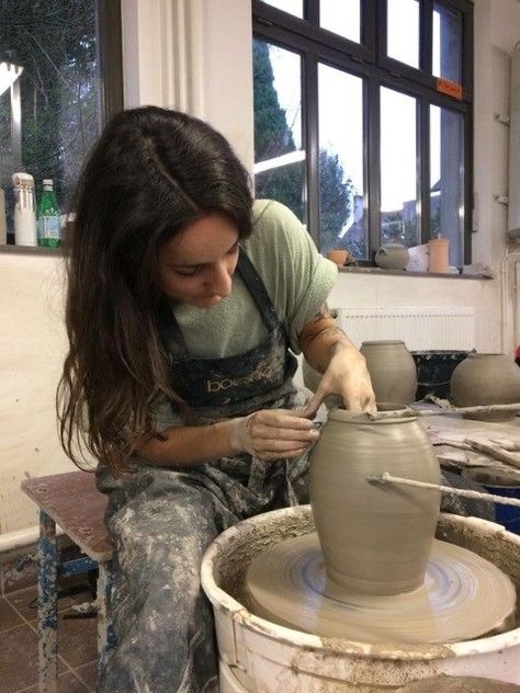 Pottery Class Aesthetic Friends, Pottery With Friends Aesthetic, Ceramics Class Aesthetic, Pottery Girl Aesthetic, Sculptor Aesthetic, Pottery Class Aesthetic, Couple Pottery, Art Girl Aesthetic, Artist Aesthetic