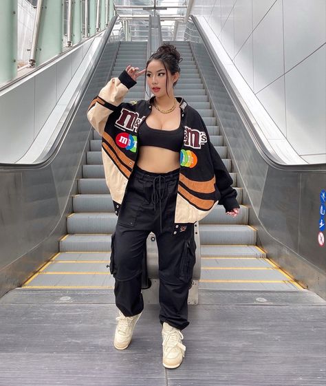 Hiphop Outfit Women Street Style, Fashion Outfits Streetwear, 2022 Sneakers, Hypebeast Outfit, Sneakers 2022, Cute Sweatpants Outfit, Trendy Outfit Inspo, Girls Streetwear, Girls Dress Outfits