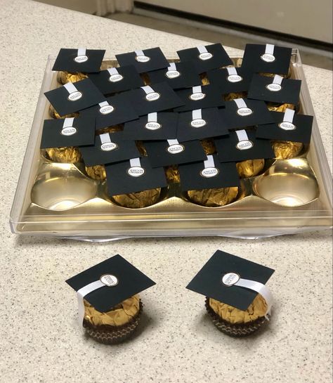 Graduation Party Dessert Ideas, Graduation Party Dessert, Party Dessert Ideas, Graduation Cap Cake, Graduation Cake Pops, Graduation Party Desserts, Graduation Treats, Graduation Desserts, Diy Graduation Gifts