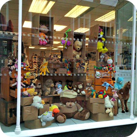 Toy Shop Display, Charity Shop Display Ideas, Visual Merchandising Display, Toy Store Design, Stuffed Animal Displays, Boutique Displays, Christmas Toy Shop, Gift Shop Displays, Boutique Window