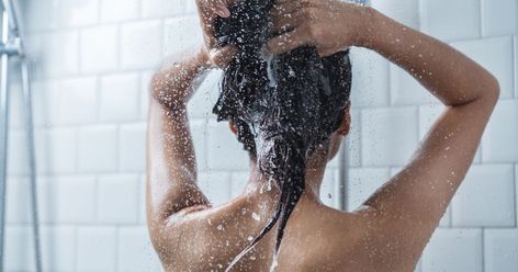 It turns out we've all been washing our hair wrong Shampoo For Itchy Scalp, Dunner Wordend Haar, Strengthen Hair Roots, Shampoo For Thinning Hair, Scalp Shampoo, Scalp Scrub, Skin Science, Diy Hair Mask, Itchy Scalp