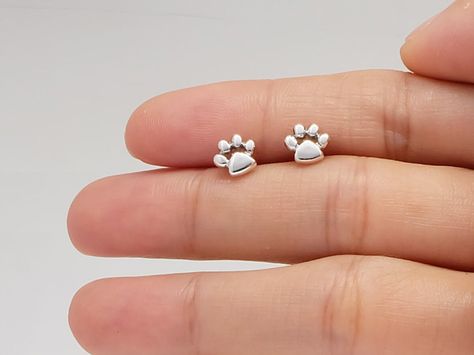 Tiny Paw Print Sterling Silver Stud Earrings Product Detail :  ✓ Made out of Sterling Silver 92.5%  ✓ Size 5 x 6 mm ✓ The Price is for a pair ( 2 pieces) All items pack in gift box  with thank you card. more beautiful item please visit : https://www.etsy.com/shop/chanyaandfriends Any detail of this product , feel free to contact me directly by sending message to the shop's owner. Tiny Paw Print, Baby Gold Rings, Wedding Ring Finger, Paw Print Earrings, Pet Jewelry, Circle Earrings Studs, Sterling Silver Stud Earrings, Circle Studs, Minimal Jewelry