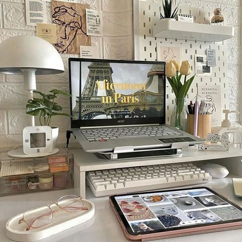 Desk Ideas Korean, Colorful Desk Setup, Laptop Desk Setup, Small Desk Setup, Desk Setup Cozy, Kawaii Setup, Cozy Hobbies, Atelier Ideas, Desk Tour