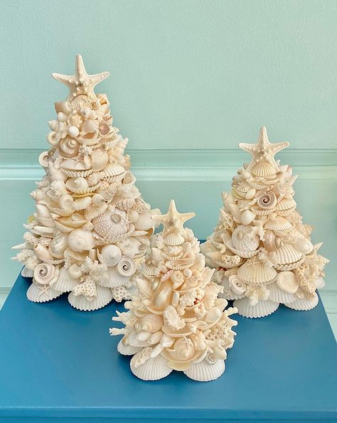 Nightmare Before Christmas Tree, Seashell Christmas Ornaments, Seashell Christmas, Coastal Christmas Tree, Shell Ideas, Seashell Projects, Classic Christmas Decorations, Shell Crafts Diy, Christmas Tree Set