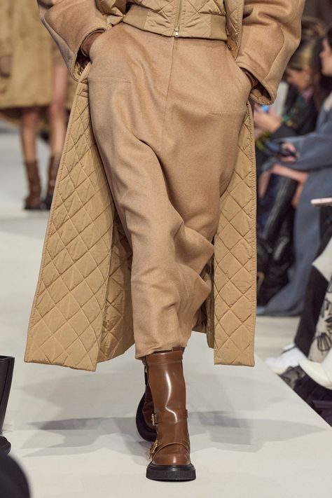 Winter Work Wear, Fall 2023 Ready To Wear, Down Winter Coats, Style Parisienne, 2023 Ready To Wear Collection, 2023 Ready To Wear, Neutral Outfit, Italian Fashion Designers, Fall 2023