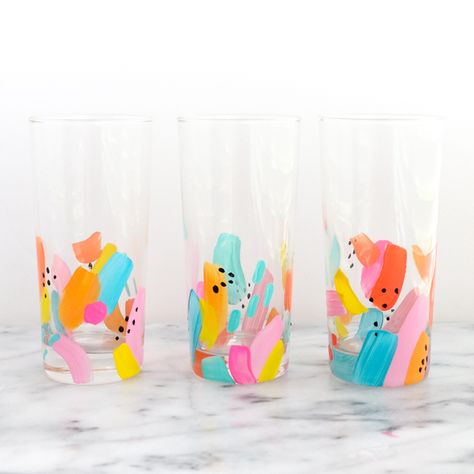 Glass Tumbler Painting, Painted Tumblers Diy, Painted Glass Tumblers, Diy Cups Design, Diy Painted Glasses, Paint On Glass Diy, Diy Glass Paint, Glass Cup Painting Ideas, Glass Cup Painting