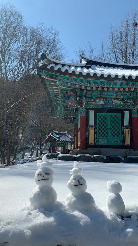 Snow In South Korea, Korean Winter Wallpaper, South Korea Winter Aesthetic, Korea In December, Korean Snow Aesthetic, South Korea Snow, Winter In Korea Aesthetic, Seoul Snow, Korea Streets Aesthetic