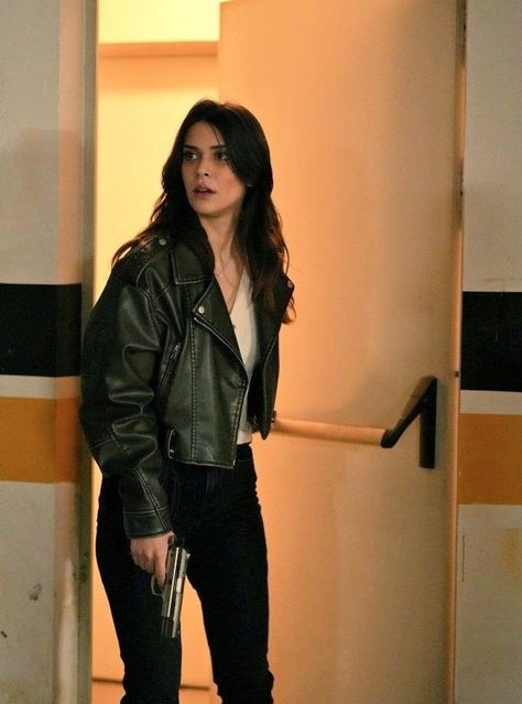 Detective Woman Character, Detective Girl Aesthetic, Modern Detective Outfit, Girl Detective Aesthetic, Fbi Agent Aesthetic Female Outfit, Policewoman Aesthetic, Female Detective Aesthetic, Police Woman Aesthetic, Detective Outfit Female