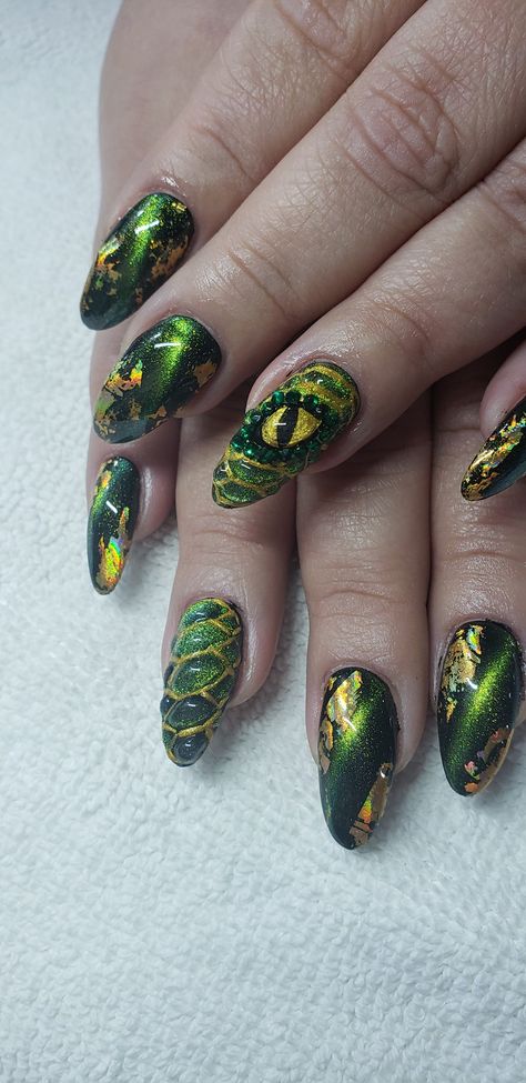 Snake Eye Nails, Green Snake Skin Nails, Green Snake Nails, Halloween Medusa, Medusa Nails, Snake Nails, Snake Skin Nails, Green Cat Eye, Leaves Drawing