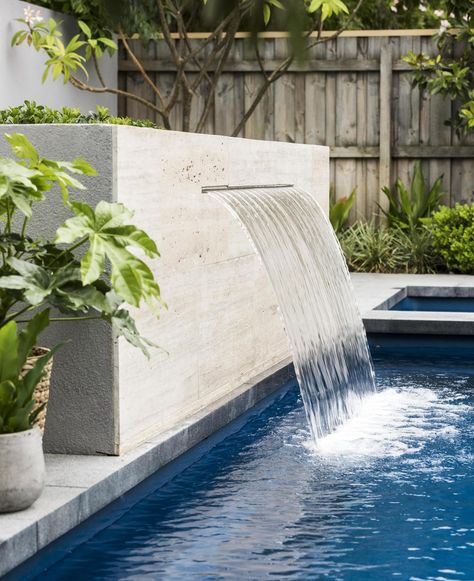 Swimming Pool Fountains, Swimming Pool Waterfall, Backyard Pool Ideas, Pool Paving, Water Feature Wall, Travertine Pool, Pools Backyard Inground, Pool Water Features, Pool Pool