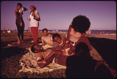 40 Photos That Give A Window Into Black Life In Chicago In The '70s Gordon Parks, Environmental Problem, Still Picture, Family Ties, National Archives, Summer Weather, 70s Inspired, 인물 사진, Fun In The Sun