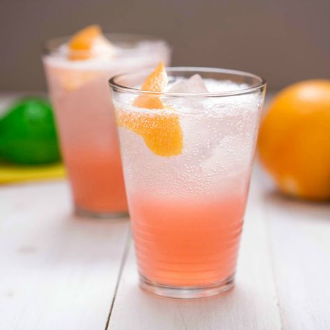 Use this 2-ingredient Fresca cocktail recipe to make a tasty Paloma. Kombucha Cocktail, Paloma Recipe, Tequila Recipe, Grapefruit Cocktail, Paloma Cocktail, Watermelon Mojito, Hipster Chic, Cocktail Bitters, Fresh Drinks