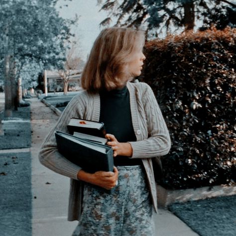 Halloween 1978 Aesthetic, 1978 Aesthetic, Michael Myers Memes, Halloween 78, 80s Aesthetic Wallpaper, Laurie Strode, Halloween Franchise, Halloween 1978, Couples Halloween Outfits