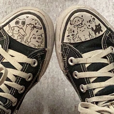 Converse Drawing, Doodle Shoes, Diy Converse, Sharpie Shoes, Converse Design, Grunge Shoes, Converse Aesthetic, Colorblock Shirt, Minimalist Tattoo Ideas