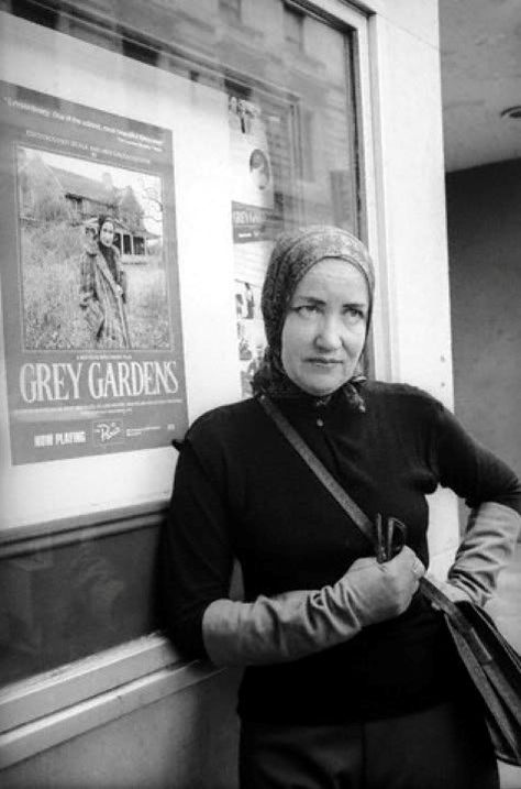 Little Edie posing by the poster at the Grey Gardens premiere. Edie Bouvier Beale, Edith Bouvier Beale, Edie Beale, Little Edie, Gray Gardens, Holiday Quote, Ormond Beach, Grey Gardens, Thanksgiving Holiday