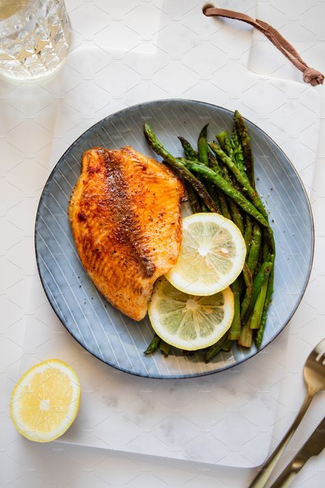 Grilled Fish With Vegetables, Food Fish Photography, Top View Food Photography, Fish Plates Food Dinners, Mediterranean Food Photography, Food Plate Photography, Fish With Asparagus, Roasted Tilapia, Dinner Food Photography