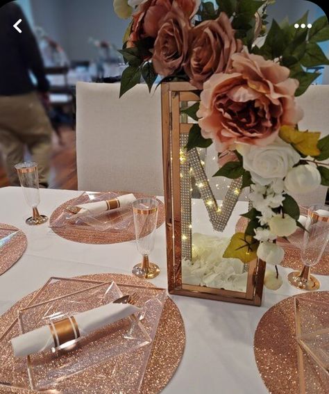 Rose Gold And Champagne Table Decor, Table Centerpieces Rose Gold, Rose Gold And White Table Setting, Rose Gold Theme Party Decorations, Rose Gold And Pink Party Decorations, Rose Gold Birthday Theme Table Settings, Rose Gold Engagement Party Ideas, Rose Gold Table Scape, Rose Gold Plates Table Settings