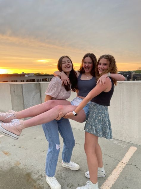 Cute Three Best Friend Pictures, Pinterest Trio Poses, Photos For 3 Friends, 3 Girls Posing Ideas, Photos With 3 Friends, Group Picture Poses Aesthetic, Trio Pictures To Recreate, Three Person Picture Poses, Pose For Trio Friends