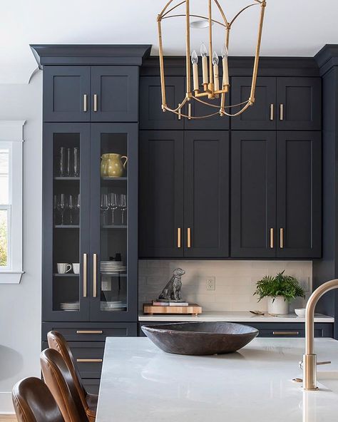 These cabinets and the amazing Midnight Blue color! It’s @sherwinwilliams Cyberspace SW 7076 - because I know you’re going to ask! 😉… Kitchen With Black Cabinets, Model Dapur, Best Kitchen Cabinets, Blue Kitchen Cabinets, Apartment Bathroom, Kitchen Cabinet Colors, Kitchen Room Design, Kitchen Inspiration Design, Black Cabinets