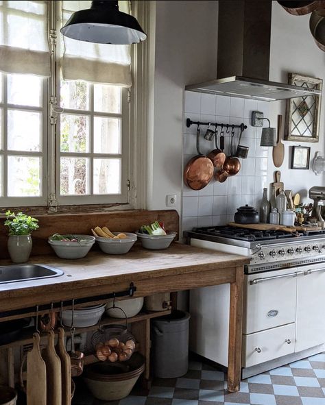 Unfitted Kitchens Rustic, Countertop Flour Storage, Small Cottage Kitchen Farmhouse Style, Tiny House Kitchen Cabinet Ideas, 70s Modern Interior Design Kitchen, Furniture Pieces In Kitchen, Cottagecore Kitchen Floor, Cottage Chairs English Country, Cute Vintage Home Decor