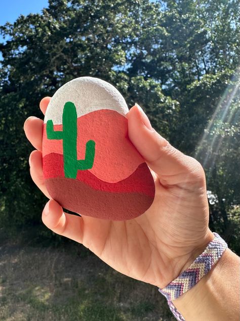 Painting Rock Ideas Aesthetic, Cactus Rock Painting Ideas Easy, Best Rock Painting Ideas, Color Rocks Ideas, Arizona Painted Rocks, Cactus Rock Painting Ideas, Cute Things To Paint On Rocks Easy, Painted Rocks Preppy, Drawing On Stones Ideas