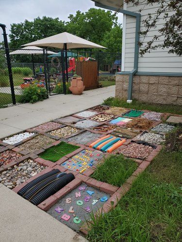 Natural Playground Ideas Preschool, Natural Playgrounds Preschool, Outdoor Classroom Garden, School Eco Garden, Outdoor Sensory Space, Reggio Emilia Playground, School Nature Garden, Sensory Outdoor Area, Nature Exploration Preschool