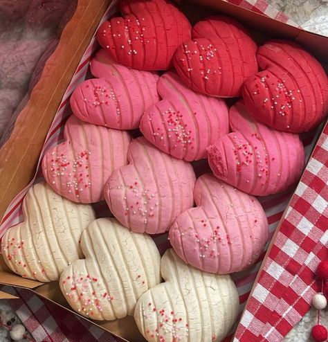 Valentines Day Conchas, Valentine Conchas, Heart Shaped Conchas, Postres Para San Valentin Ideas, Valentine’s Day Deserts, Ideas San Valentin Reposteria, Heart Conchas, Mexican Valentines Day, Valentines Bakery