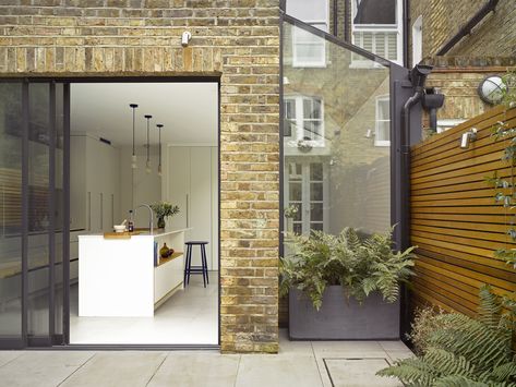 Side return extension ideas - Design for Me Side Return Garden, Dining Room London, Brick Extension, Side Return Extension, House Extension Plans, Side Extension, Side Return, Contemporary House Exterior, Glass Extension