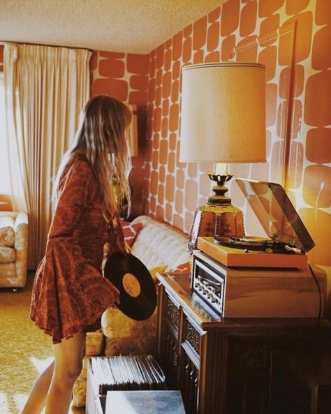 #60s #70s #vinyl | retro-vibes 1960 Aesthetic, 1960s Aesthetic, 1970s Aesthetic, 60s Vibes, 60s Aesthetic, 70’s Aesthetic, Motos Vintage, 70s Orange, Hippie Aesthetic