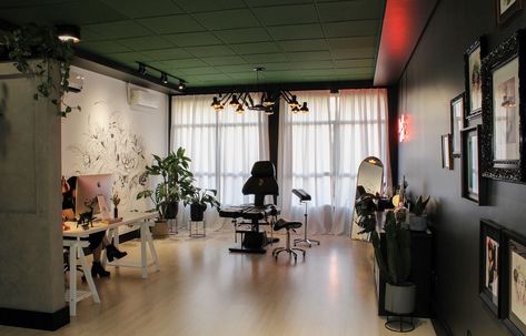 Small Tattoo Studio Ideas, Tattoo Shop Aesthetic, Tattoo Shop Interior, Tattoo Shop Decor, Tattoo Studio Interior, Atelier Ideas, Tattoo Salon, Studio Layout, Esthetics Room