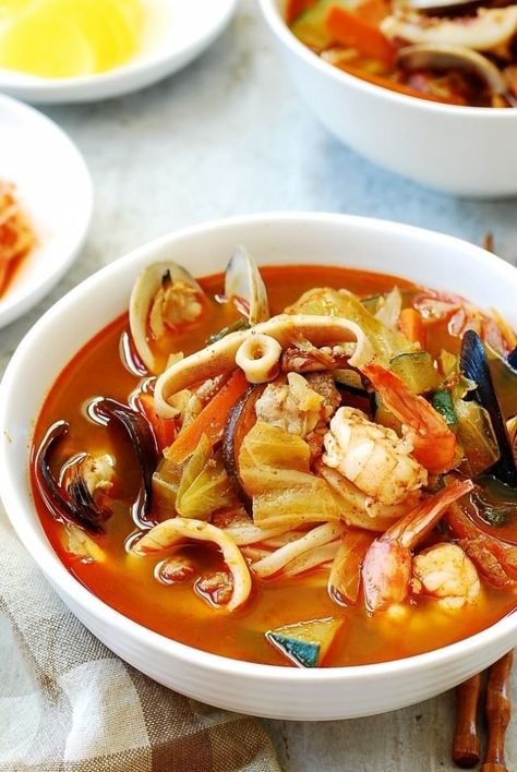 Jjamppong (Spicy Seafood Noodle Soup) Soup Korean, Korean Bapsang, Seafood Soup Recipes, Spicy Seafood, Spicy Noodles, Seafood Soup, Korean Dishes, Asian Cooking, Asian Dishes