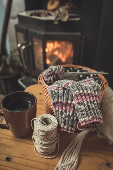 Get cozy and get to work on these super warm and practical knitting projects to work on during these cold winter nights. Super Chunky Knit, Bernat Yarn, Bottle Cozies, Easy Knitting Projects, Super Chunky Yarn, Chunky Knitting Patterns, Home Cozy, Custom Blinds, Chunky Knit Throw