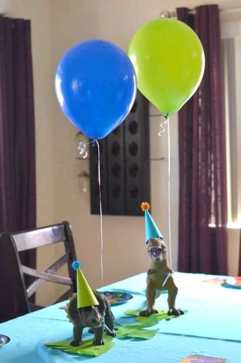 A fun dinosaur party for kids. Simple ideas for having a dinosaur themed kids birthday party. #dinosaur #dino #dinosaurparty #partyidea #party #birthdayparty #partytips #easyparty #kidsbirthday #birthday 4de Verjaardag, Dinosaur Birthday Theme, Dinosaur Birthday Party Decorations, Dinosaur Balloons, Fest Temaer, Dinosaur Themed Birthday Party, Dino Birthday Party, Dinosaur Theme Party, Dino Birthday