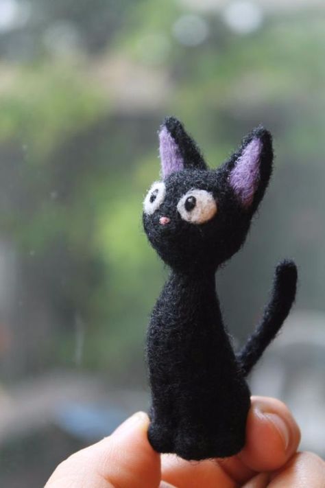 DIY Ideas With Cats - Needle Felted Totoro - Cute and Easy DIY Projects for Cat Lovers - Wall and Home Decor Projects, Things To Make and Sell on Etsy - Quick Gifts to Make for Friends Who Have Kittens and Kitties - Homemade No Sew Projects- Fun Jewelry, Cool Clothes, Pillows and Kitty Accessories http://diyjoy.com/diy-ideas-cats Needle Felt Sculpture Art Dolls, Tovad Ull, Needle Felted Cat, Needle Felting Diy, Needle Felting Kits, Needle Felting Projects, Felt Cat, Felting Tutorials, Cat Crafts