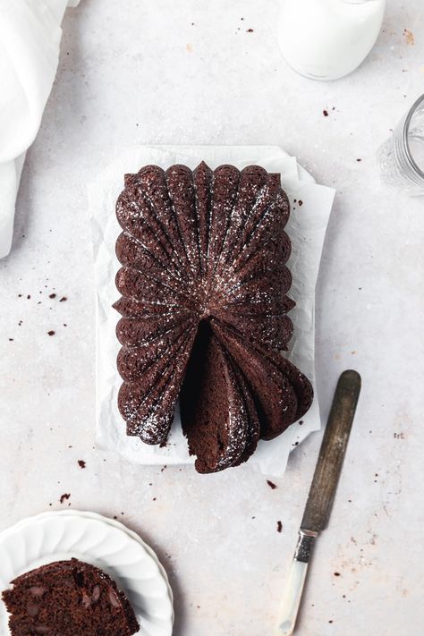 Loaf Cake Photography, Cake Photography Styling, Loaf Pan Cake, Boozy Cupcakes, Chocolate Loaf, Chocolate Loaf Cake, Bread Chocolate, Chocolate Bourbon, Pan Cake